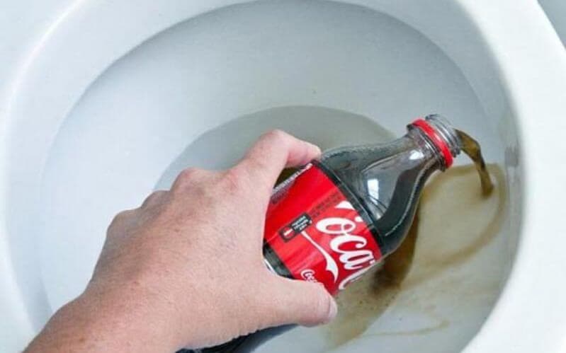 Cách tẩy bồn cầu bị ố vàng lâu ngày bằng giấm hoặc Coca Cola