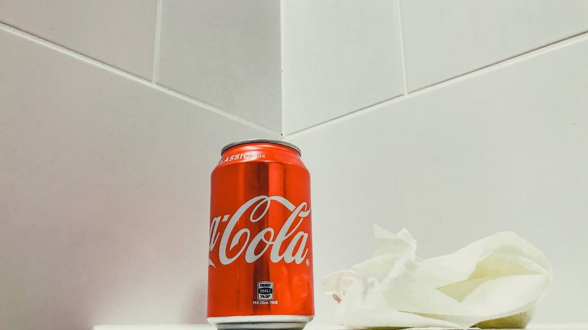 Cách tẩy dầu mỡ trên quần áo hiệu quả với Coca Cola