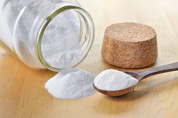 Cách tẩy vết thâm kim trên áo trắng với Baking Soda