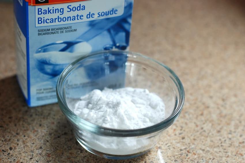 Cách tẩy xi măng trên nền gạch nhám bằng Baking Soda