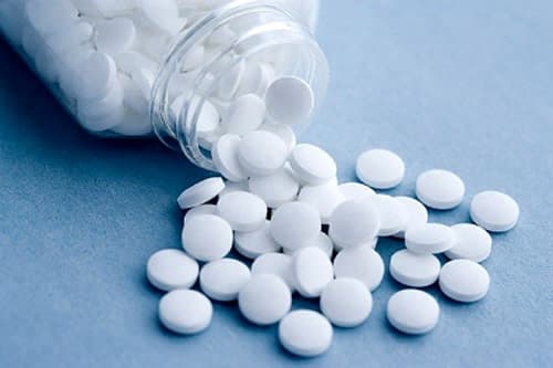 Mẹo tẩy quần áo lem màu bằng thuốc Aspirin