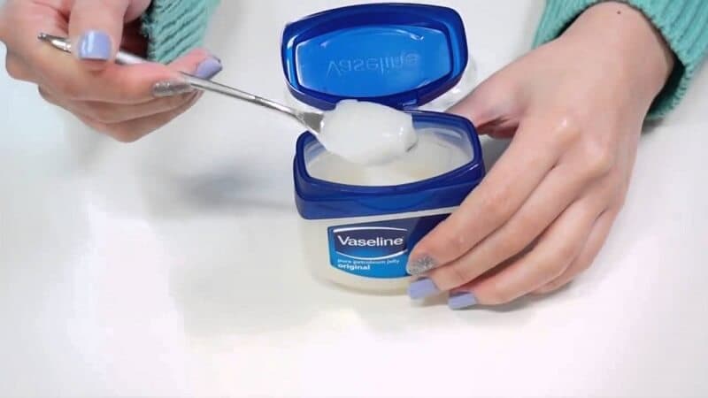 Cách tẩy thuốc nhuộm tóc dính trên da bằng Vaseline