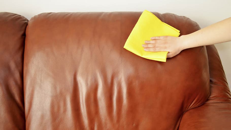 Cách tẩy mực bút bi trên da sofa bằng giấm