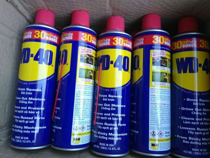 Tẩy bút lông dầu trên nhựa bằng dầu WD-40